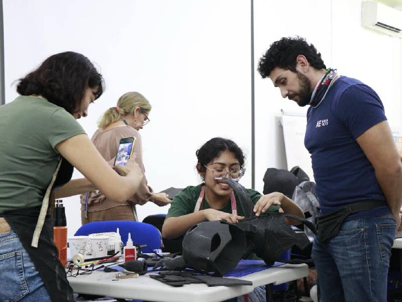 Comparsas con creatividad desde el diseño hasta el escenario