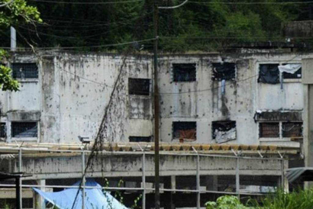 Militares y policías toman penal más poblado de Venezuela