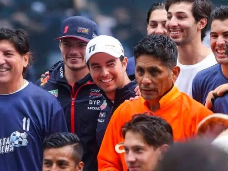 Los pilotos #ChecoPérez y #Verstappen protagonizaron un mini partido de futbol junto con la leyenda #JorgeCampos.?️⚽ https://24horasqroo.mx/blog/2023/10/26/checo-perez-max-verstappen-y-jorge-campos-disputan-partido-de-futbol/