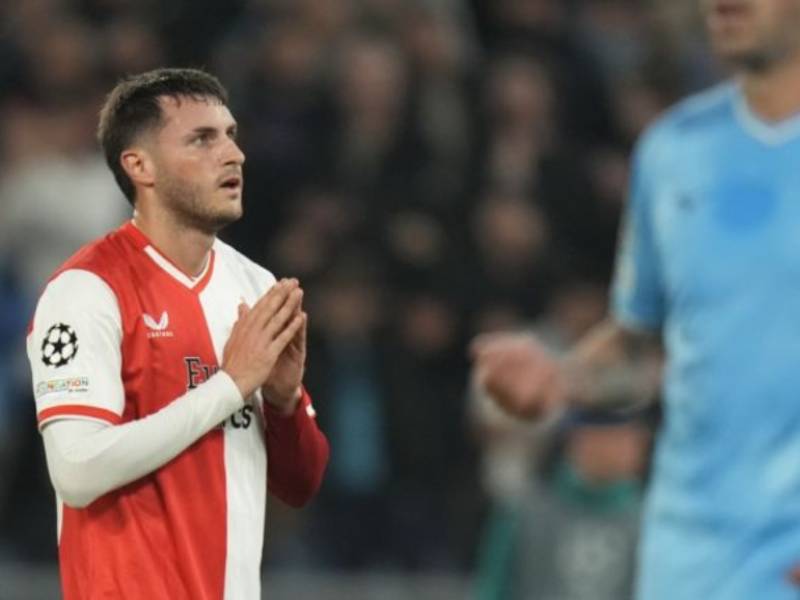 Santi Giménez y Feyenoord se complican su pase en Champions tras perder ante la Lazio