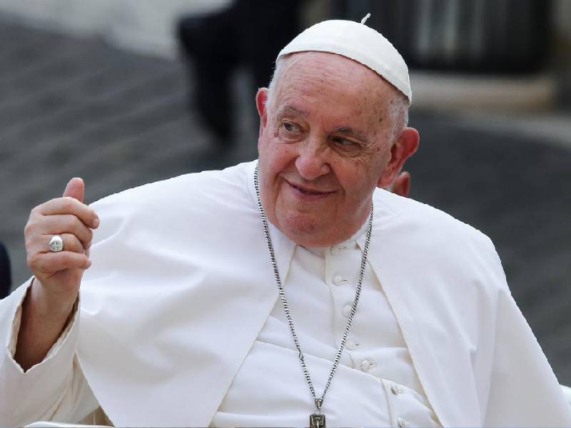 Afirma el Papa Francisco que católicos transgéneros pueden ser bautizados 