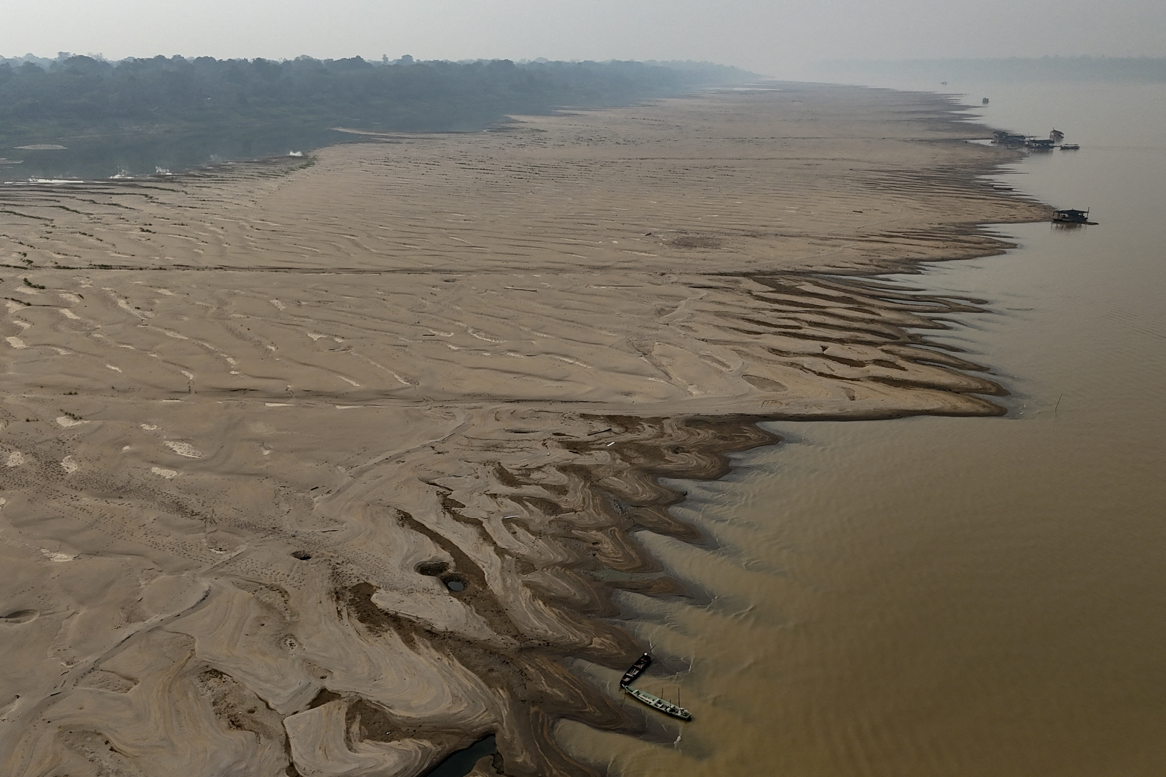 Más de mil localidades en Brasil enfrentan niveles de humedad peligrosamente bajos, comparables al Sáhara, mientras el país vive su peor sequía histórica. Incendios forestales descontrolados agravan la crisis, afectando gravemente a ciudades y ecosistemas clave.