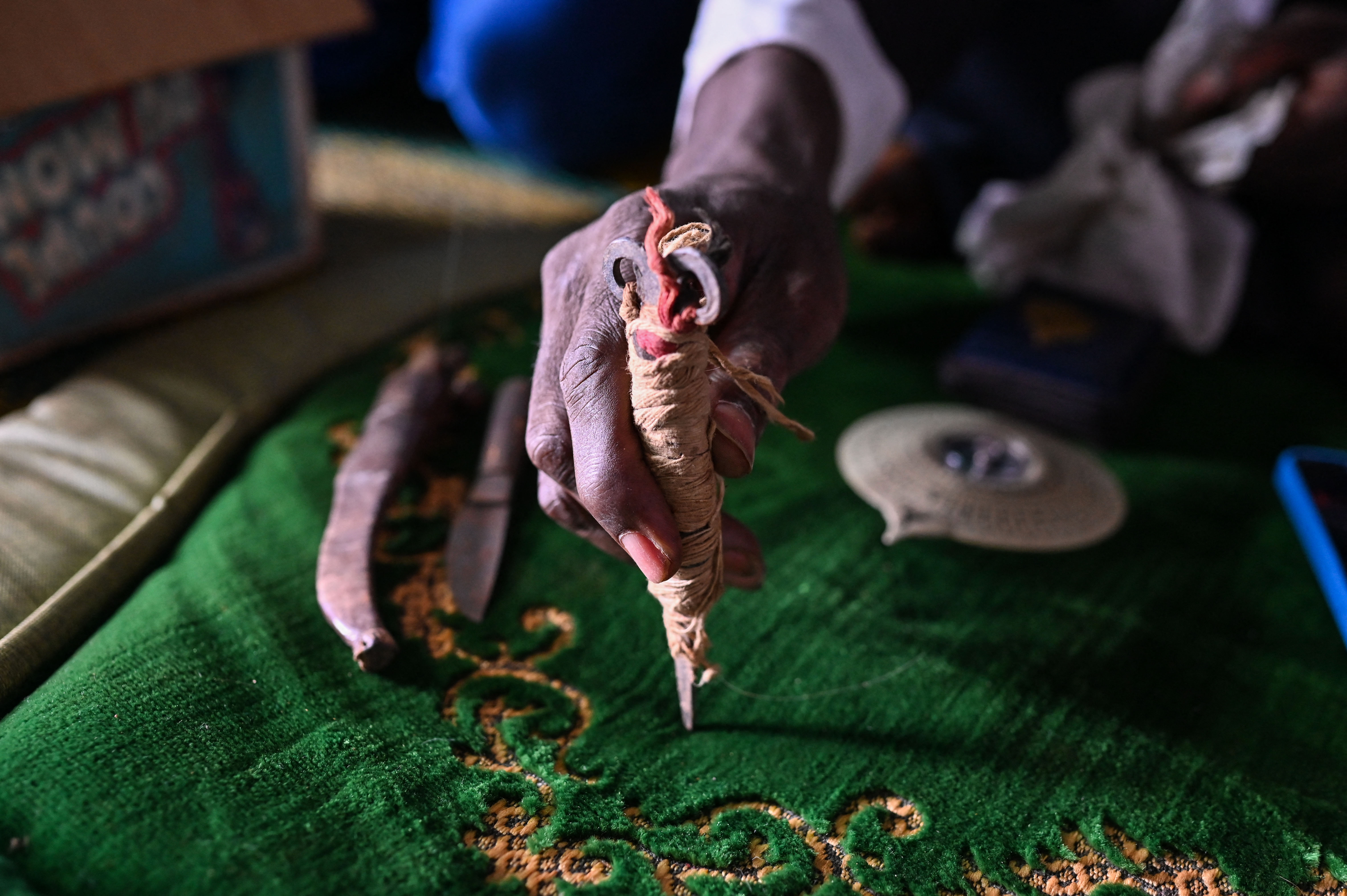 En Costa de Marfil, el tráfico de clítoris mutilados se usa en prácticas místicas, a pesar de la prohibición de la mutilación genital femenina.