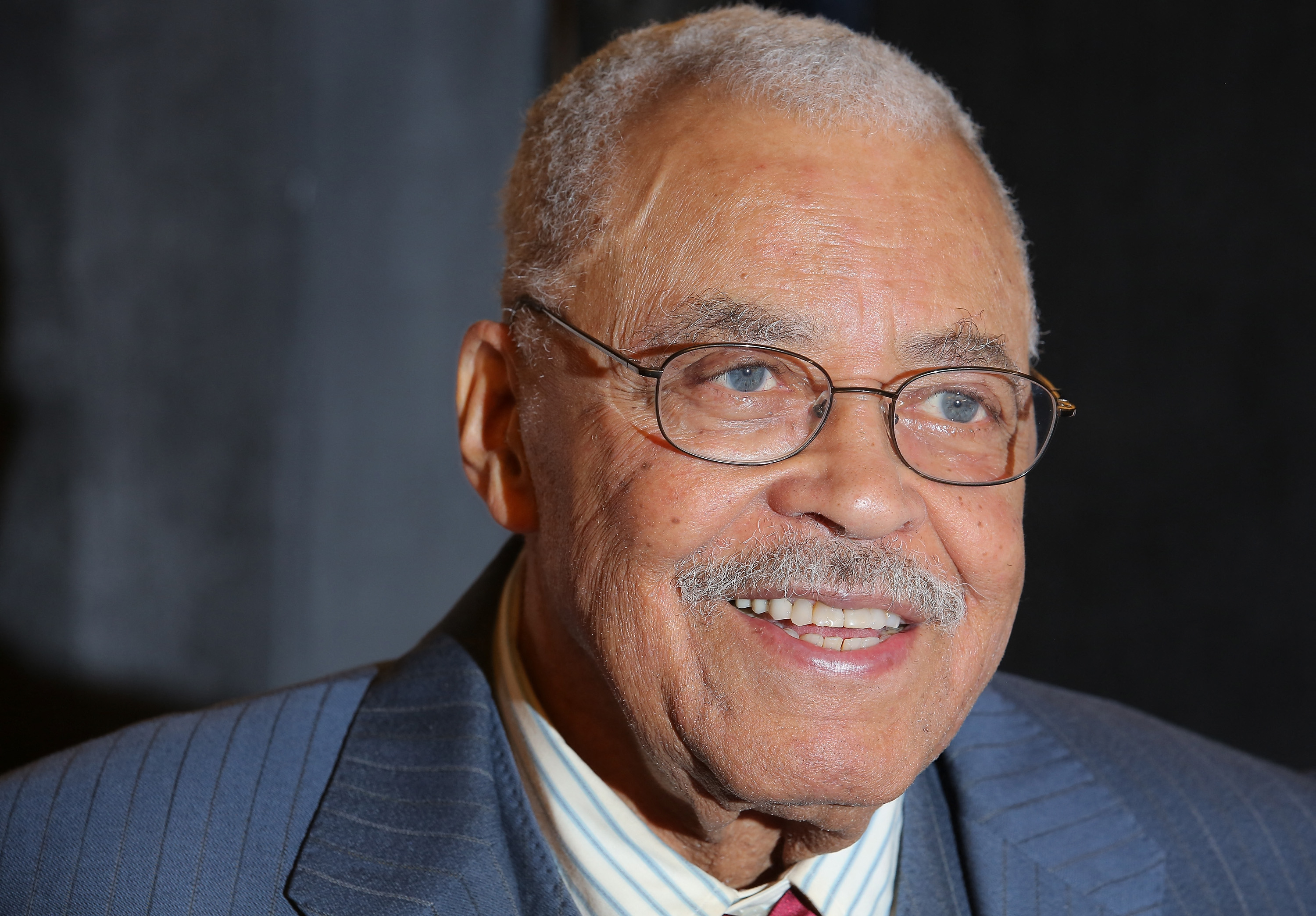 James Earl Jones, voz icónica de Darth Vader y Mufasa, fallece a los 93 años. Su legado en cine y teatro permanecerá inolvidable.