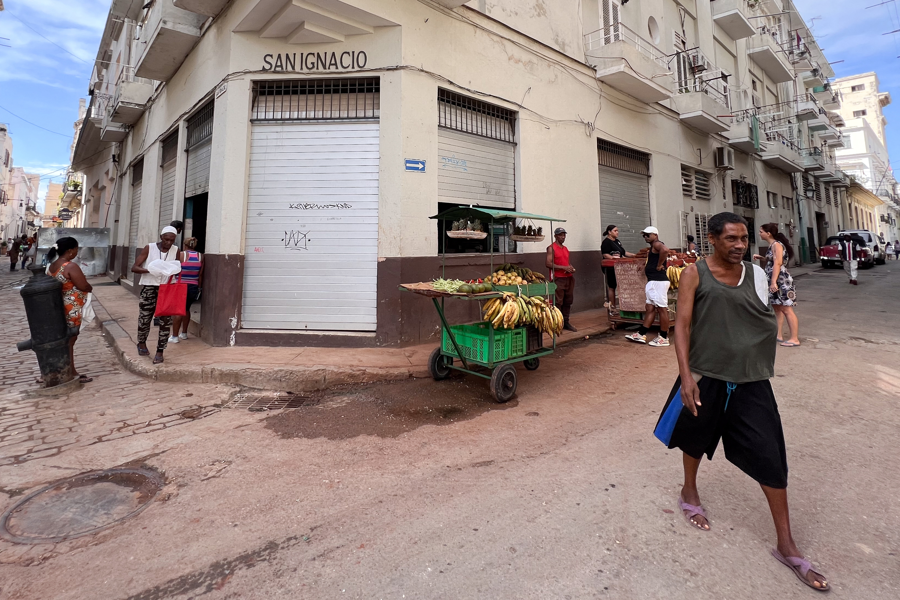 Cuba enfrenta una grave crisis alimentaria con escasez de productos básicos como pan, arroz y aceite, agravada por la falta de financiamiento.