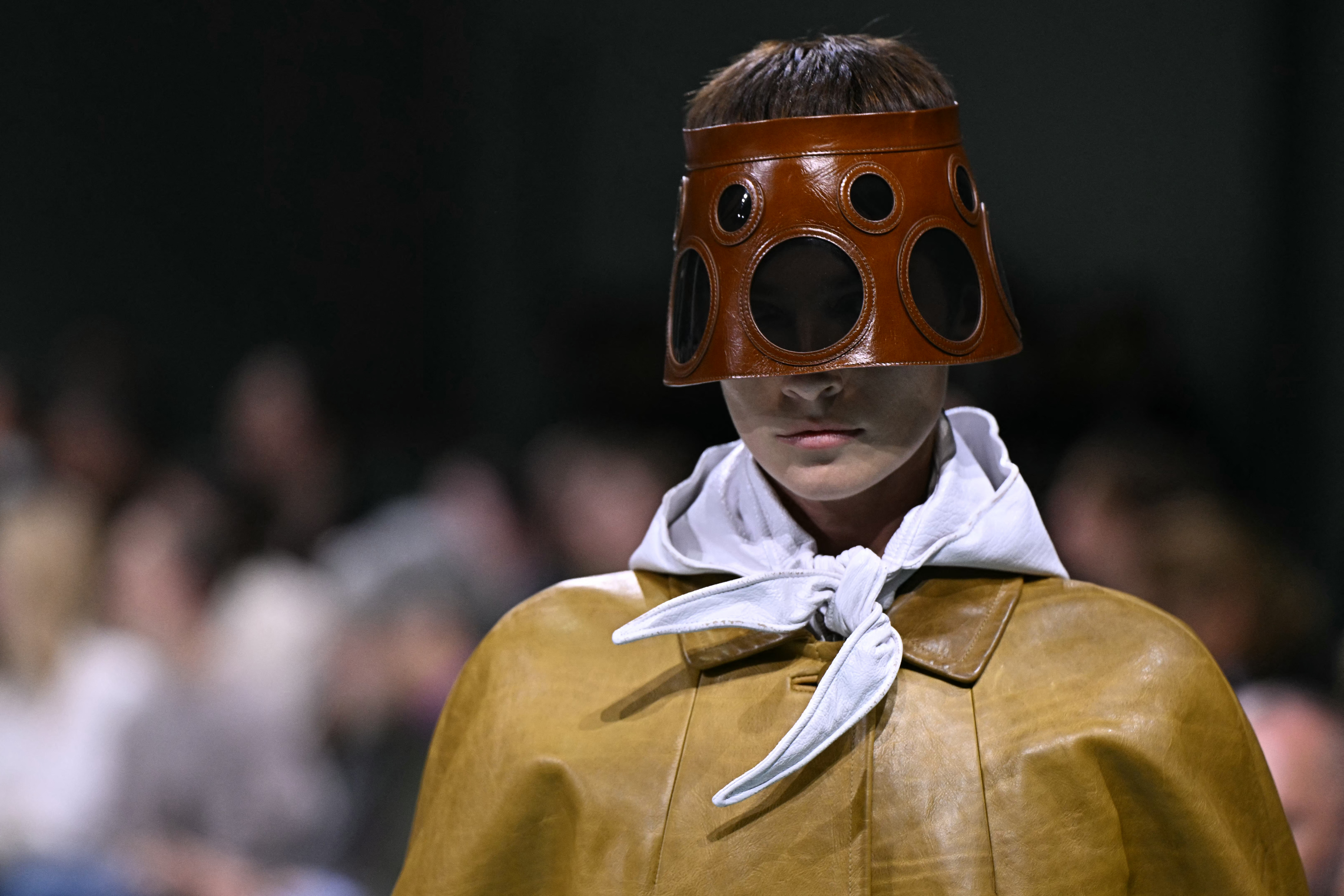 Prada impresiona en la Semana de la Moda de Milán con su colección primavera/verano 2025, inspirada en mujeres con aires de superheroínas.