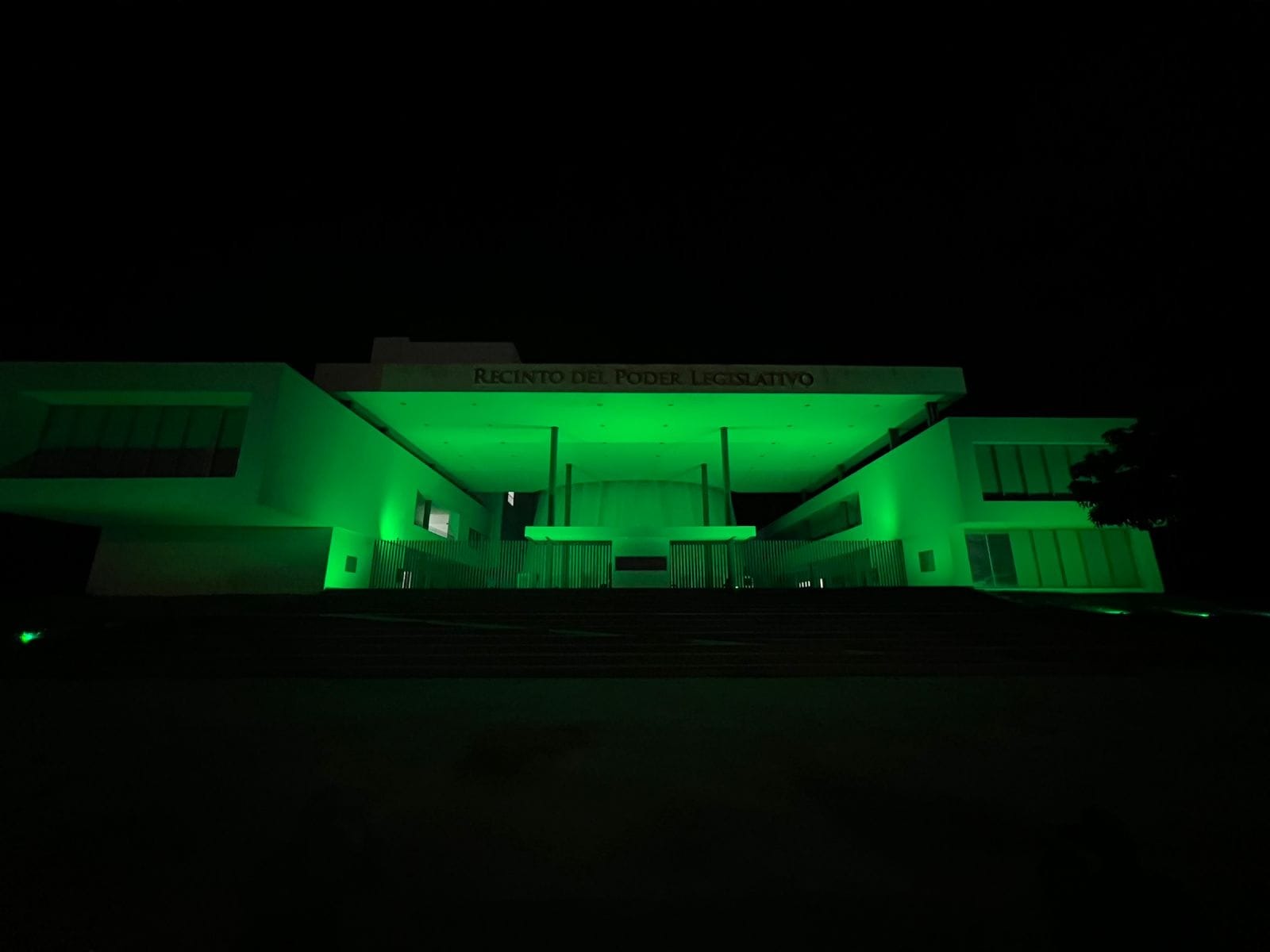 El Congreso de Yucatán se ilumina de verde por primera vez en apoyo al #28S, visibilizando la lucha por los derechos reproductivos y el aborto legal.