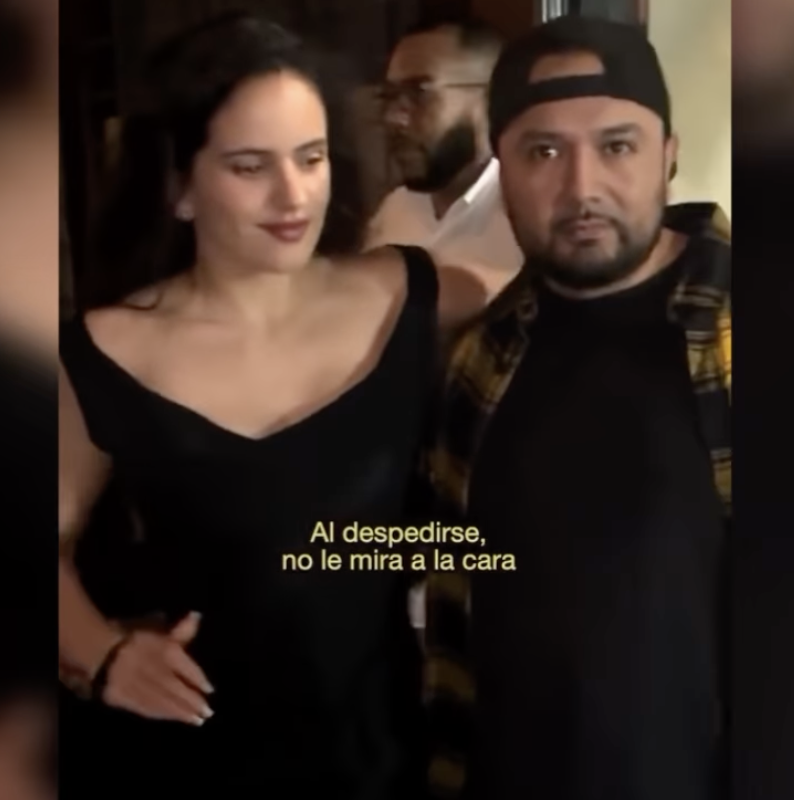 Rosalía incomodada por un fan al pedir una foto. La cantante reacciona al ser tomada por la cintura, generando opiniones divididas.