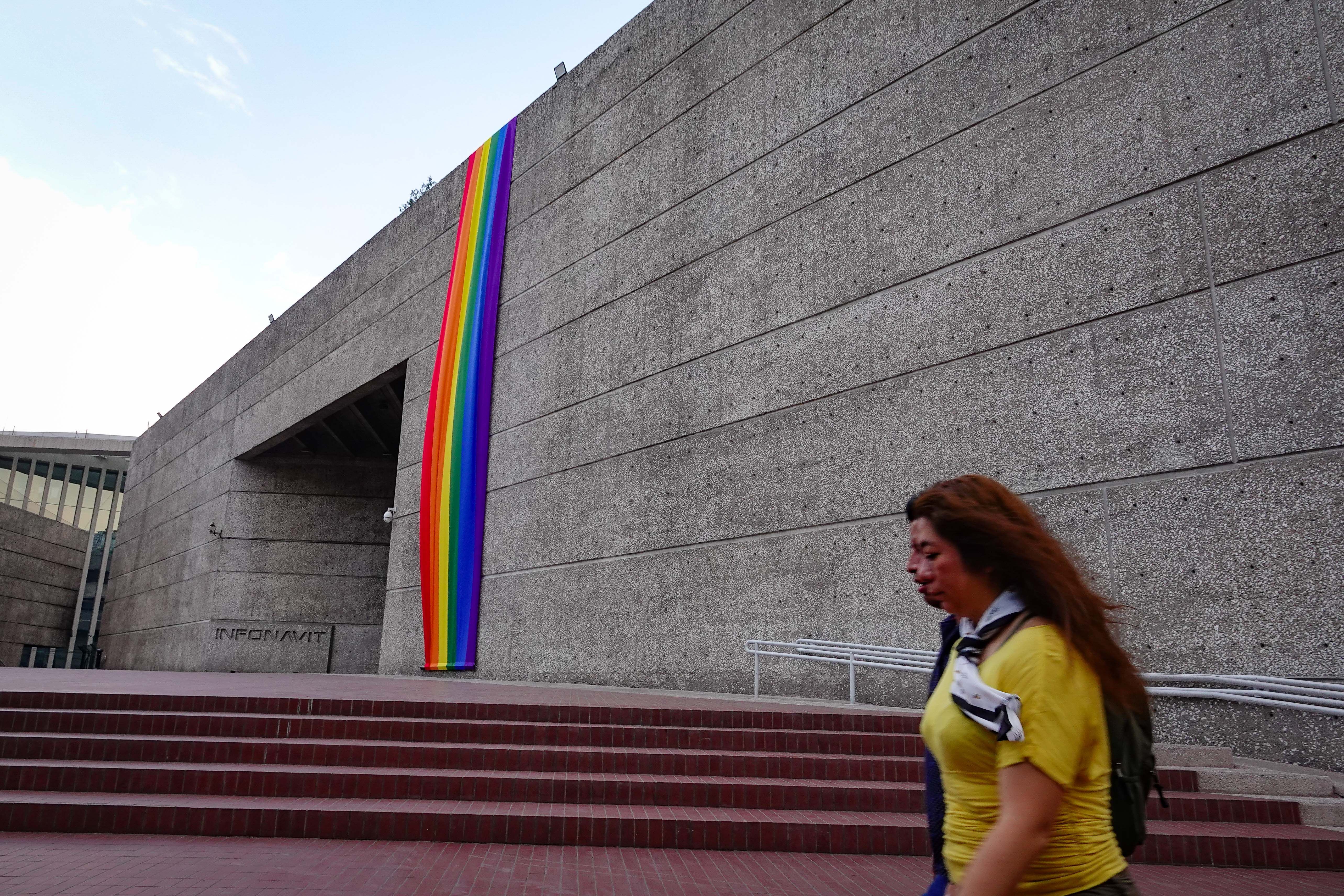 CONAPRED sanciona al SNTI por destruir bandera LGBTQ+. El sindicato deberá ofrecer disculpas públicas y reparar los daños a la comunidad.