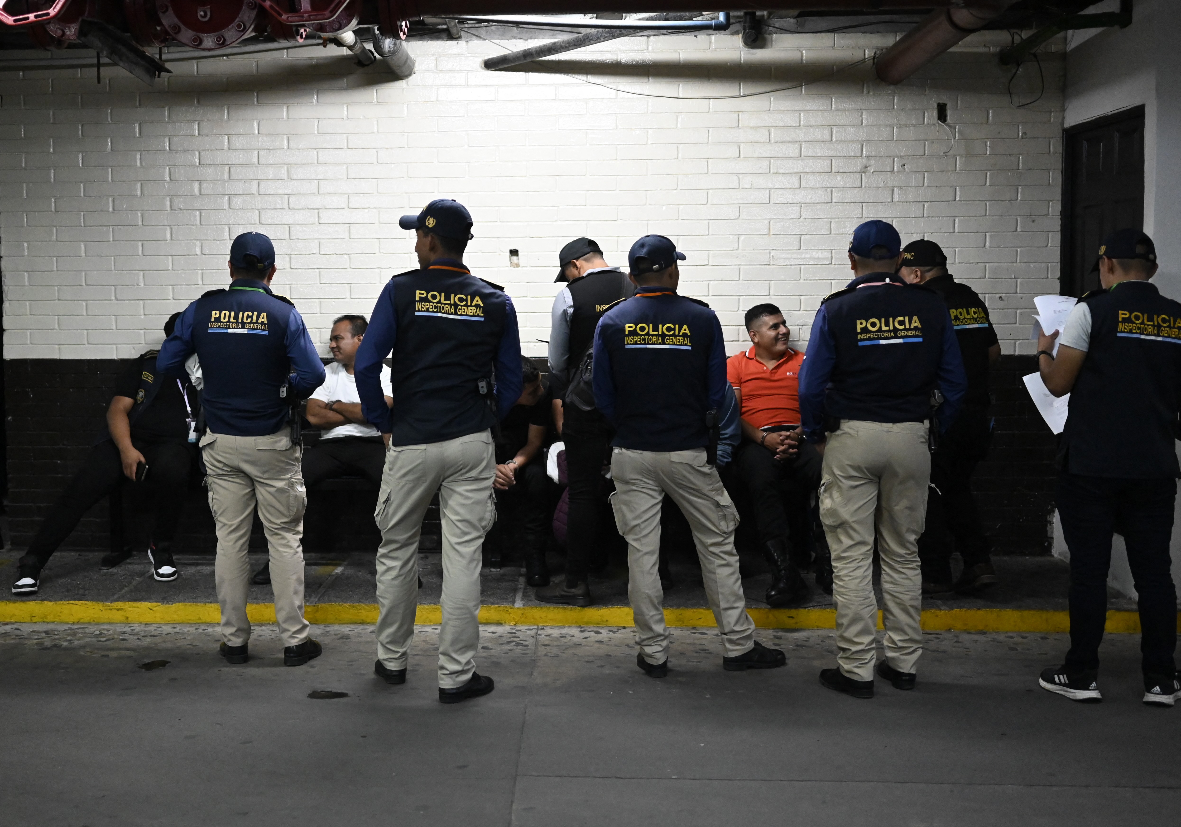 Guatemala desmantela red de tráfico de migrantes con 36 detenidos, incluidos 23 policías, en operación coordinada con EE.UU.