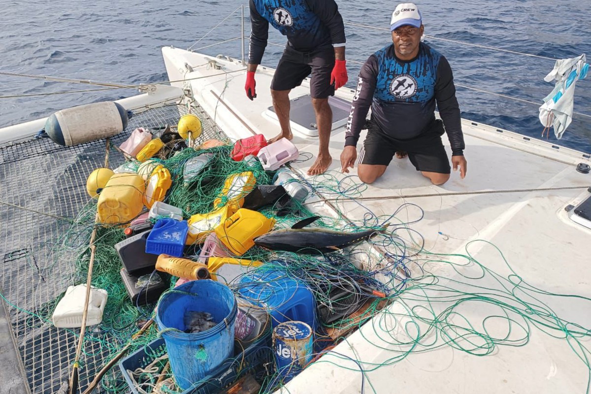 La lucha contra la pesca ilegal en Malpelo, Colombia: el catamarán Silky defiende las especies marinas en esta reserva natural.