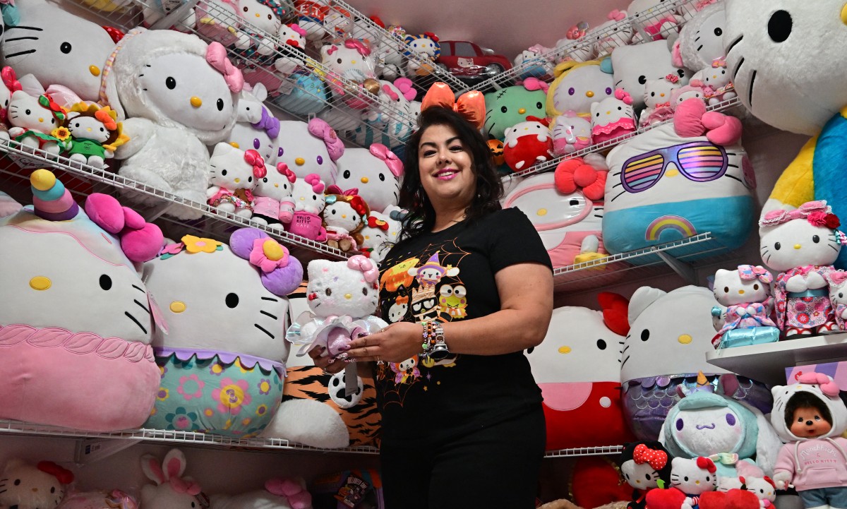 Hello Kitty, el icónico personaje, cumple 50 años. Su historia de éxito ha generado miles de millones y sigue brillando en el mundo.