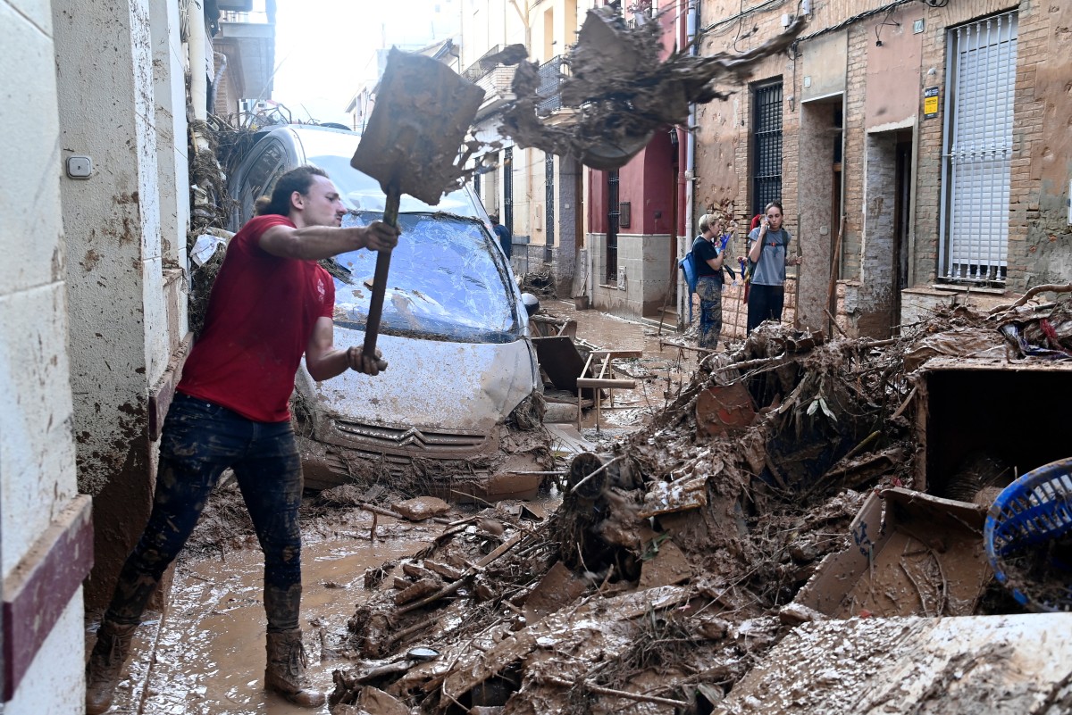 Lluvias devastadoras en el este de España causan más de 150 muertes. Expertos analizan factores meteorológicos y humanos detrás del desastre.