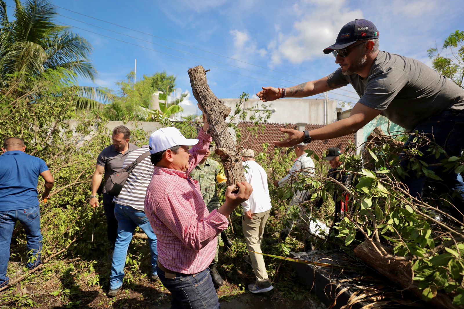 Arranca "Echémosle Montón" en Celestún, iniciativa de limpieza del Gobierno de Yucatán tras el huracán Milton. ¡Solidaridad en acción!