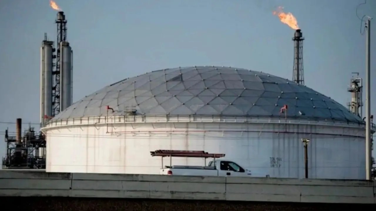 Fuga de ácido en refinería de Deer Park deja 2 muertos y 35 heridos; se investigan causas del incidente, informó el director de Pemex.