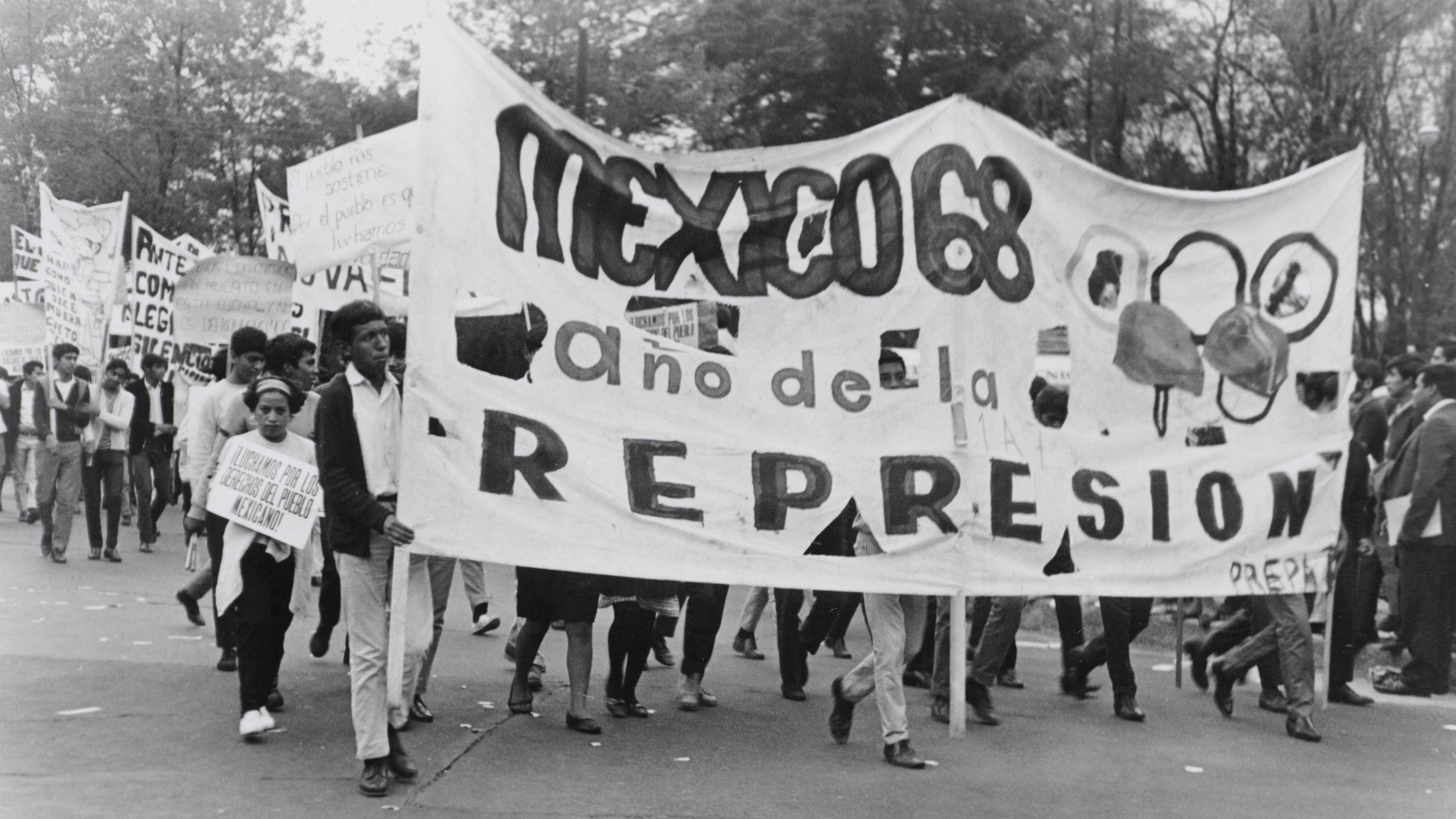 "El 2 de octubre de 1968 en México, el ejército reprimió brutalmente a estudiantes en Tlatelolco, dejando un legado de lucha por la justicia y la memoria."