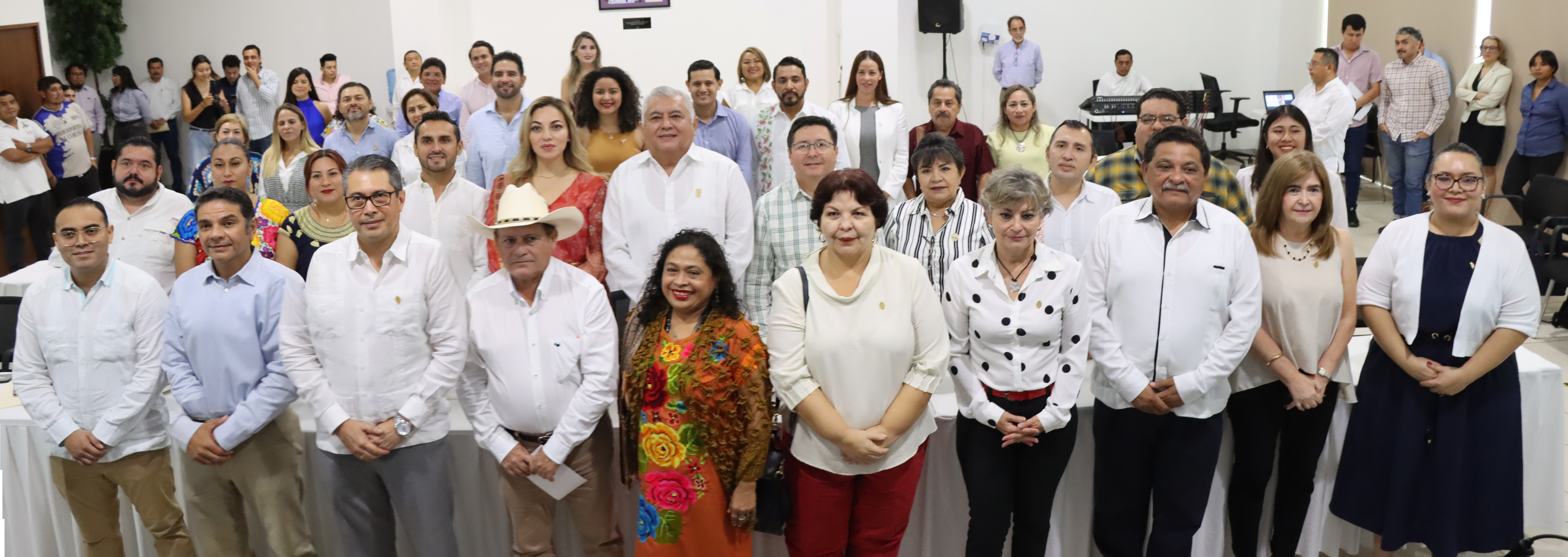 La UADY fortalece vínculos con el Congreso de Yucatán, presentando su impacto social y planes futuros en beneficio de la comunidad.