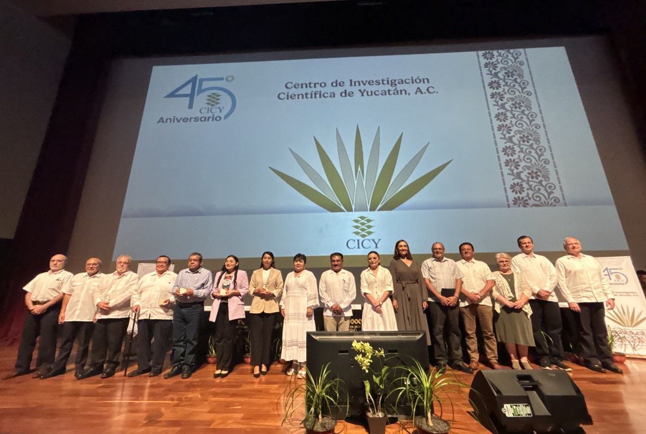 "El CICY celebra su 45 aniversario con eventos y homenajes a sus destacados académicos y estudiantes del 11 al 15 de noviembre en Mérida."