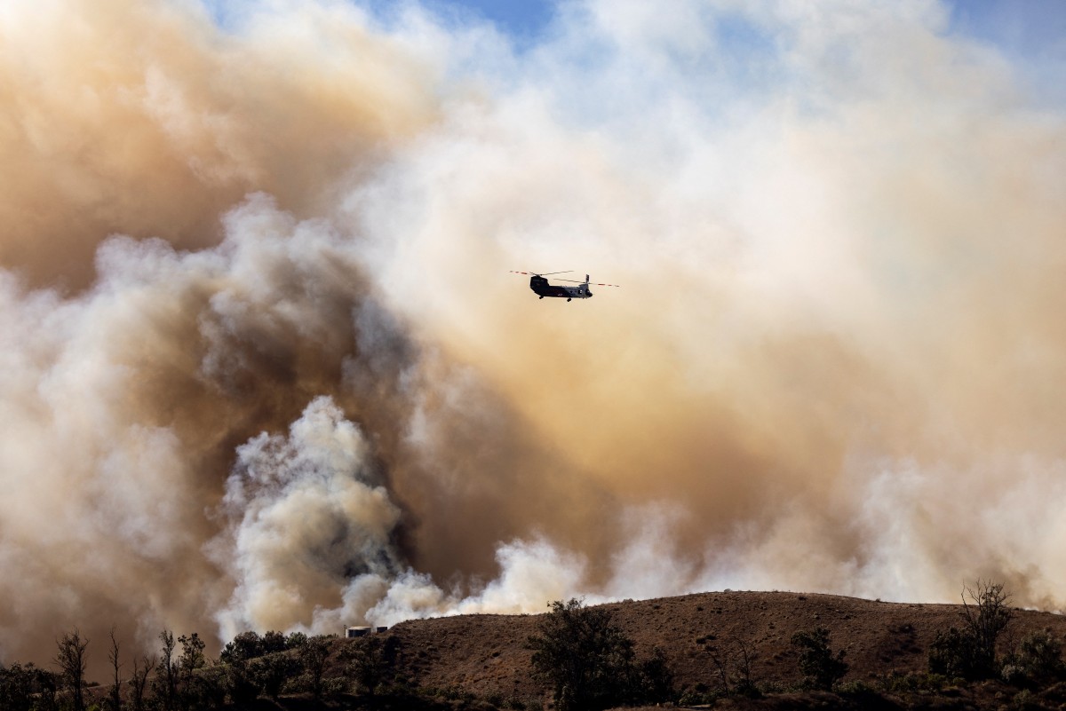 Órdenes de evacuación y más de 100 casas destruidas en California por un incendio forestal que afecta miles de hectáreas y amenaza a miles de residentes.