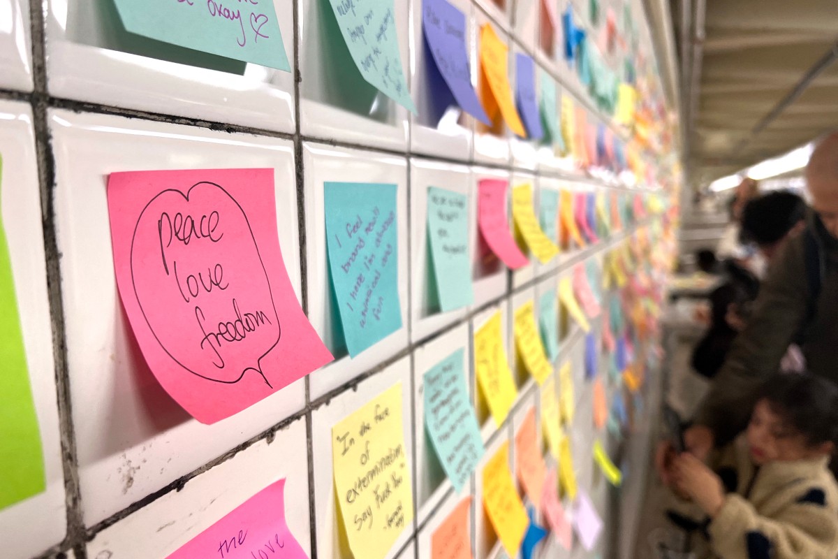 Neoyorquinos resucitan la "terapia del metro" tras las elecciones, dejando mensajes de esperanza en post-its para sobrellevar la ansiedad electoral.