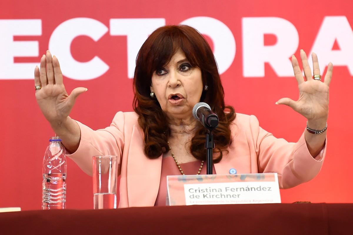 Tribunal argentino ratifica condena a Cristina Kirchner por corrupción, con seis años de prisión e inhabilitación para ejercer cargos públicos.