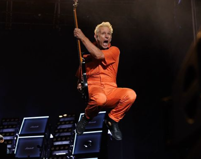 Mike Dirnt de Green Day le obsequia un bajo a un menor en el aeropuerto de la CDMX tras su show en el festival Corona Capital.