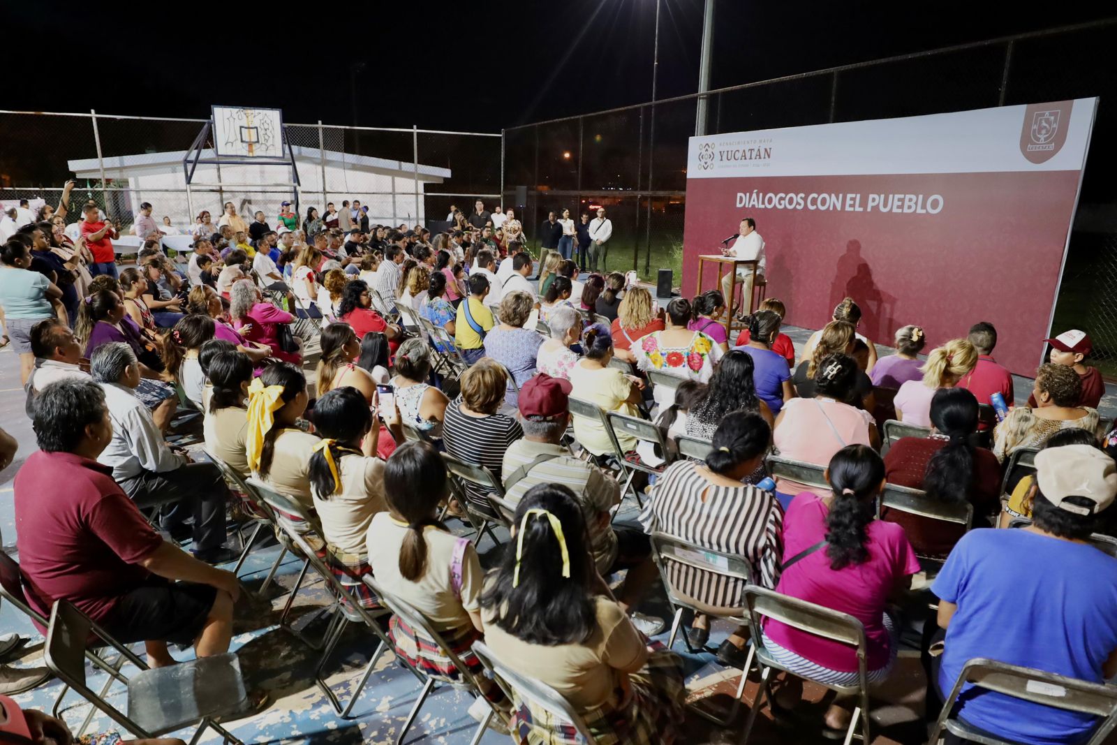 El Gobernador Joaquín Díaz Mena inicia los "Diálogos con el Pueblo" en Mérida, acercando al gobierno a los yucatecos para escuchar sus necesidades.