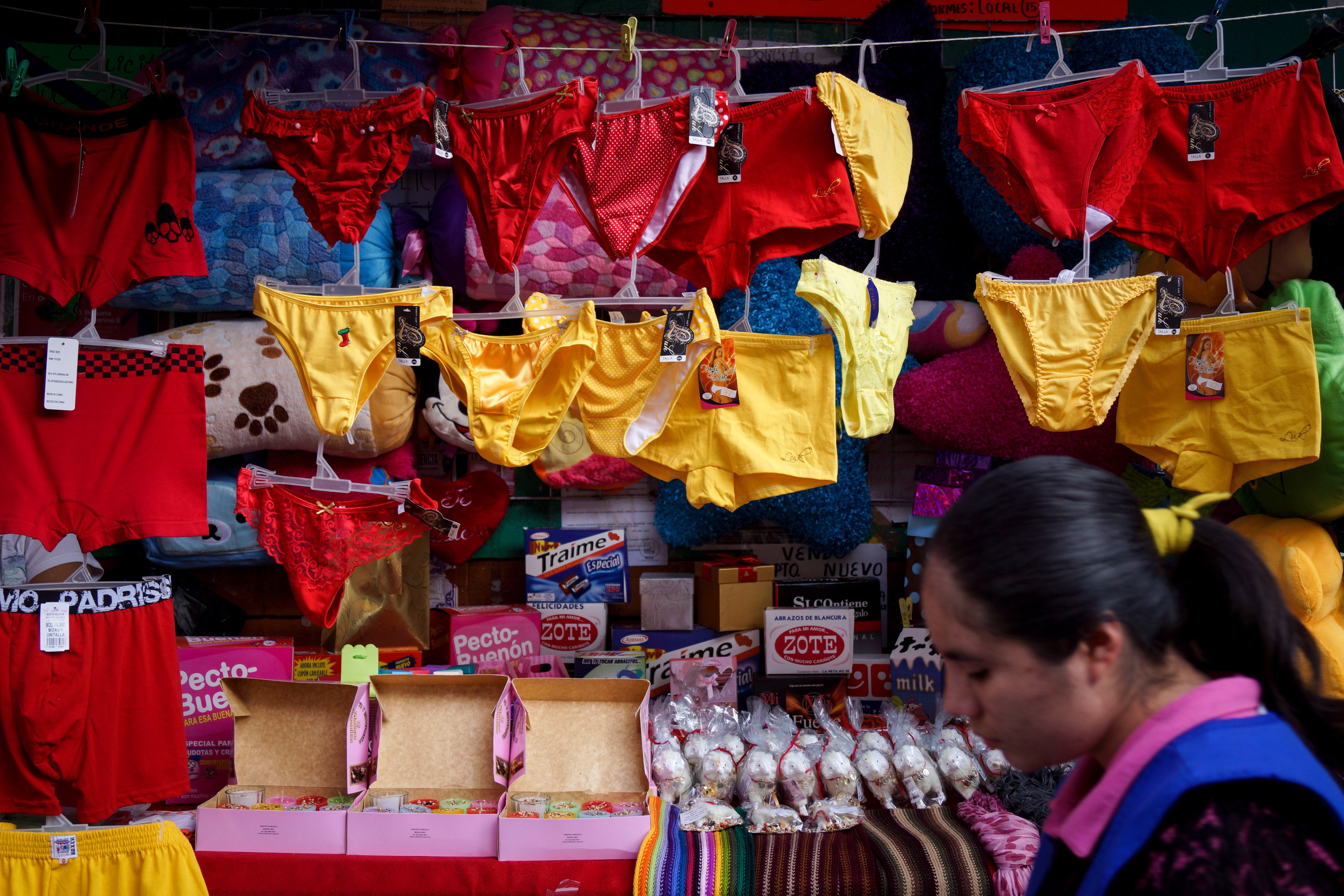 Descubre los rituales más famosos de Año Nuevo en México, como las 12 uvas, lentejas y maletas, para comenzar el 2024 con éxito y buena energía.