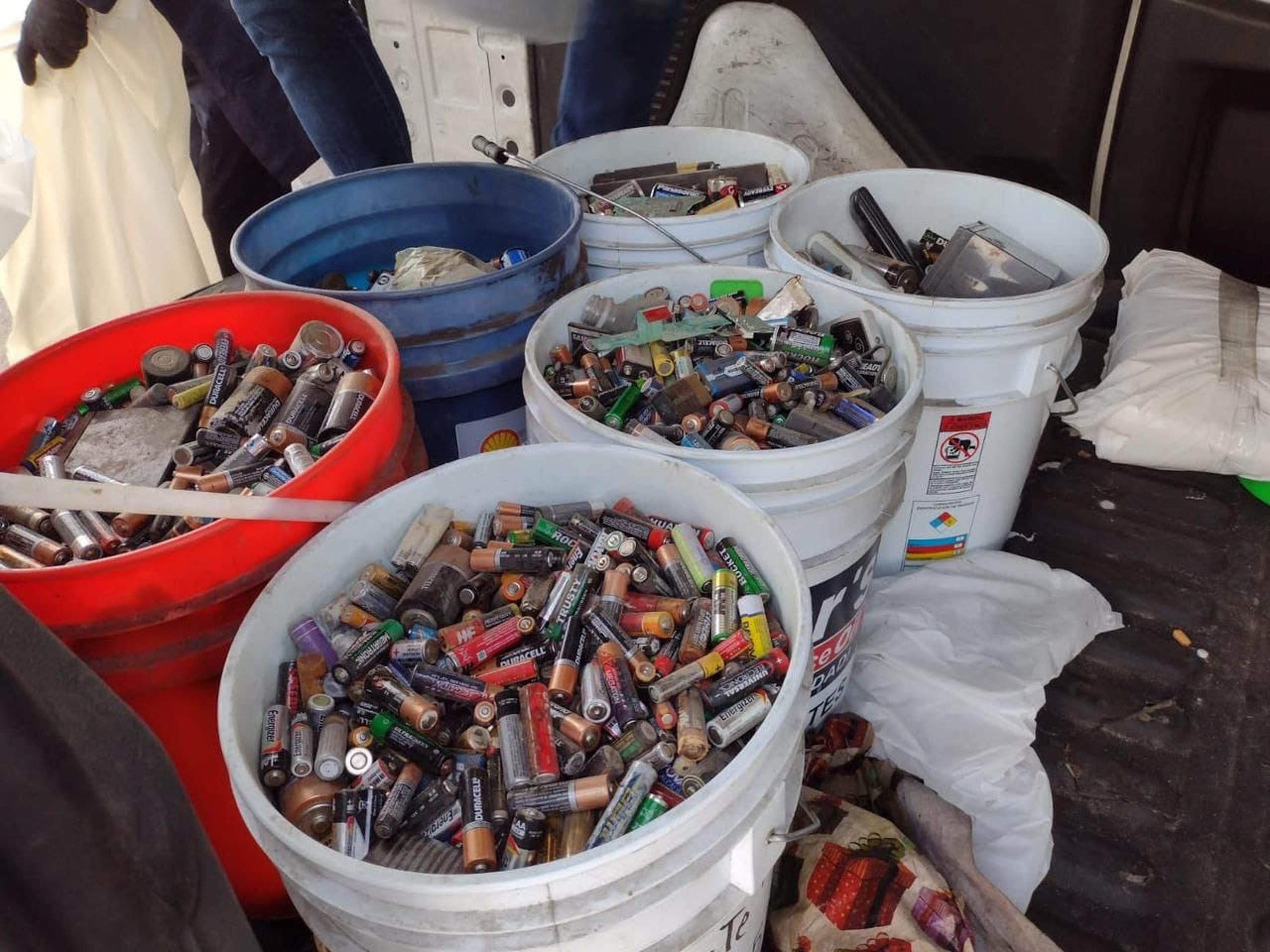 Científicos mexicanos crean baterías recicladas con plásticos y agua de mar, ligeras, económicas y amigables con el medio ambiente.