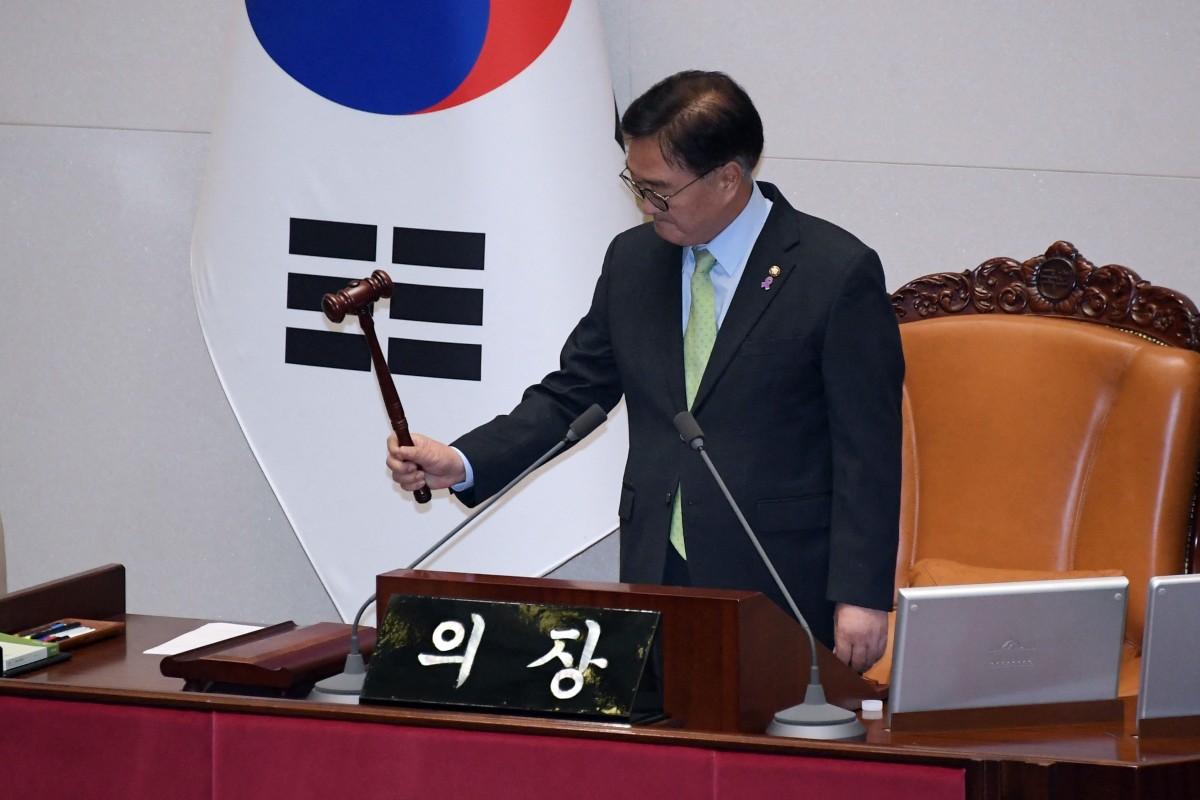El presidente surcoreano, Yoon Suk Yeol, decreta la ley marcial tras tensiones con la oposición y acusa amenazas del norte comunista.