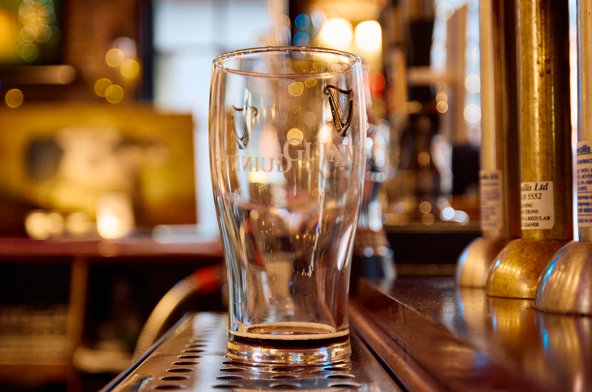 La cerveza Guinness es racionada en pubs británicos por escasez. La demanda excepcional de consumidores genera controversia antes de Navidad.