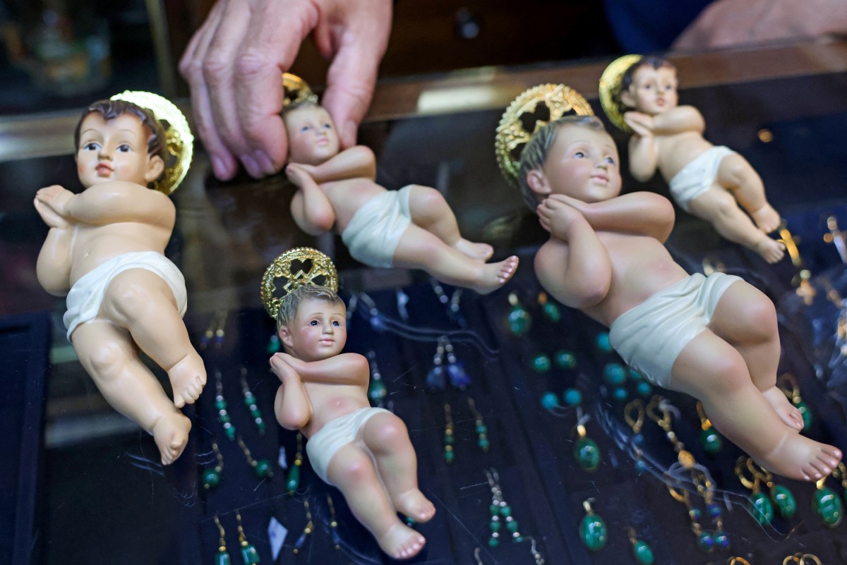 Belén pierde su espíritu navideño debido a la guerra en Gaza y las restricciones israelíes. Sin turistas ni decoraciones, la economía sufre.