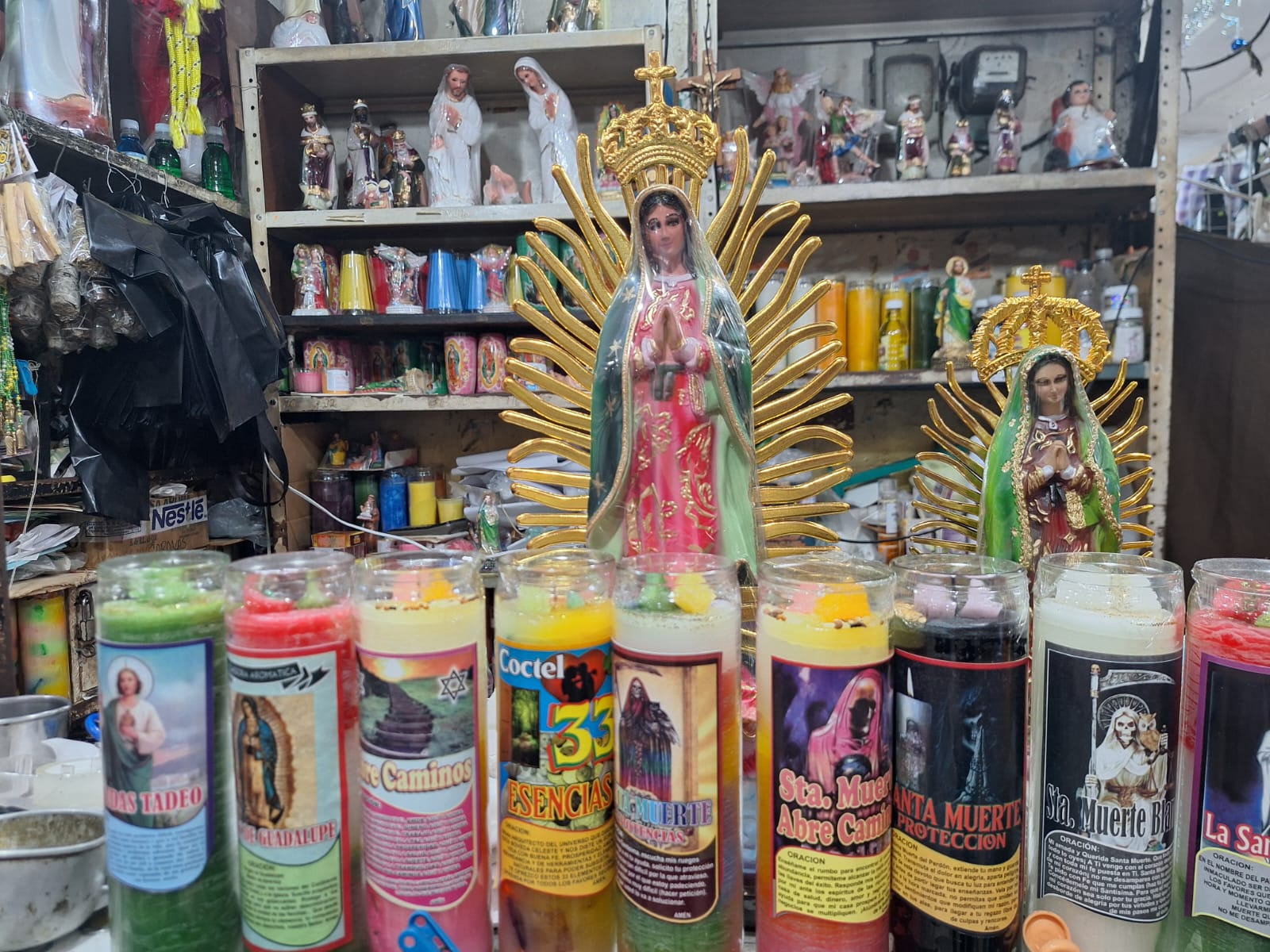 Descubre el auge de los productos esotéricos en Mérida para el fin de año: amuletos, velas e inciensos que prometen atraer prosperidad.