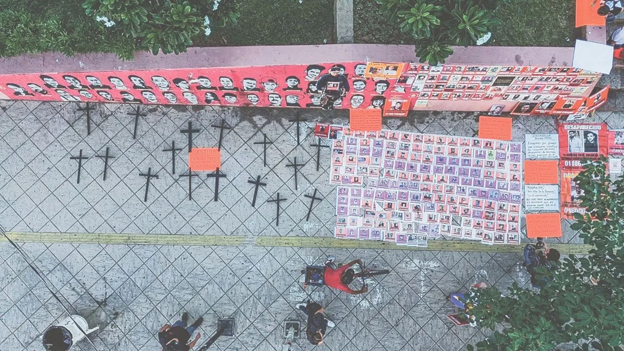 El número de desaparecidos en Sinaloa continúa en aumento debido a la narcoguerra. Más de 700 personas han sido reportadas como desaparecidas.