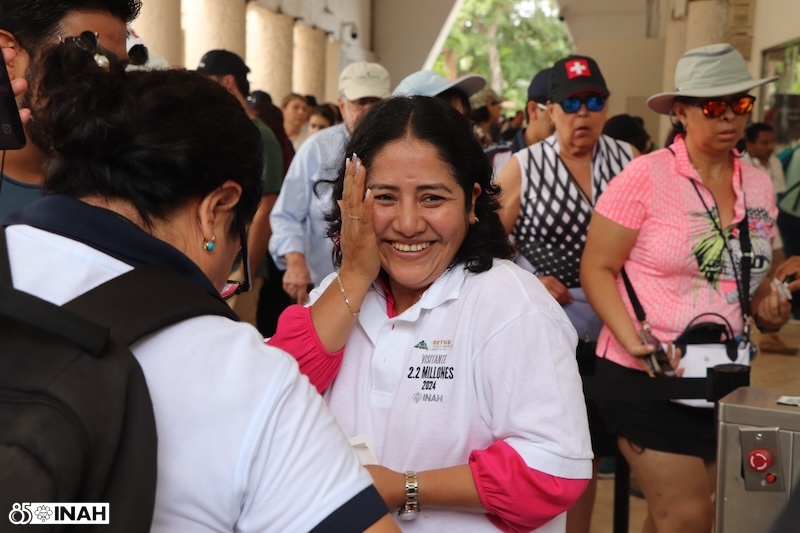 Chichén Itzá recibe a su visitante 2,200,000. La horticultora Auri Marili Gutiérrez fue galardonada con un recorrido especial y regalos culturales.