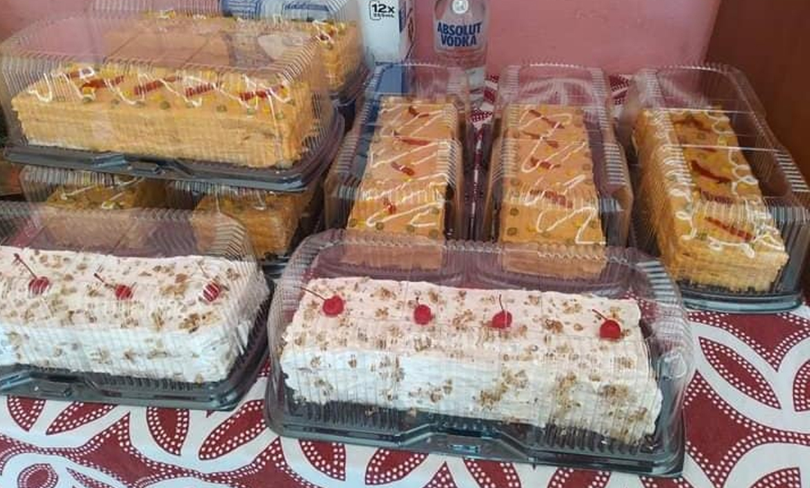 Escasea el pan para sandwichón en Mérida previo a Nochebuena. Filas largas y precios elevados complican la preparación del platillo tradicional.
