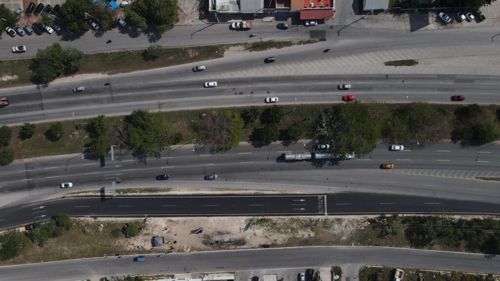 El gobernador Joaquín Díaz Mena inaugura las calles laterales del Periférico de Mérida, mejorando la movilidad y calidad de vida de los ciudadanos.