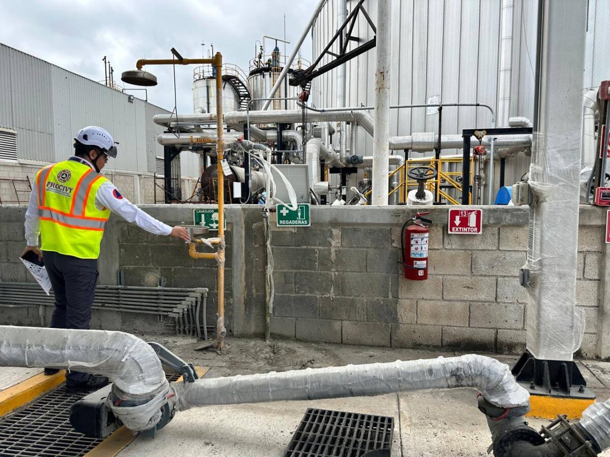 Explosión en la Planta Procesadora de Asfaltos en Yucatán deja dos heridos. Protección Civil actúa rápidamente para evitar mayores riesgos.