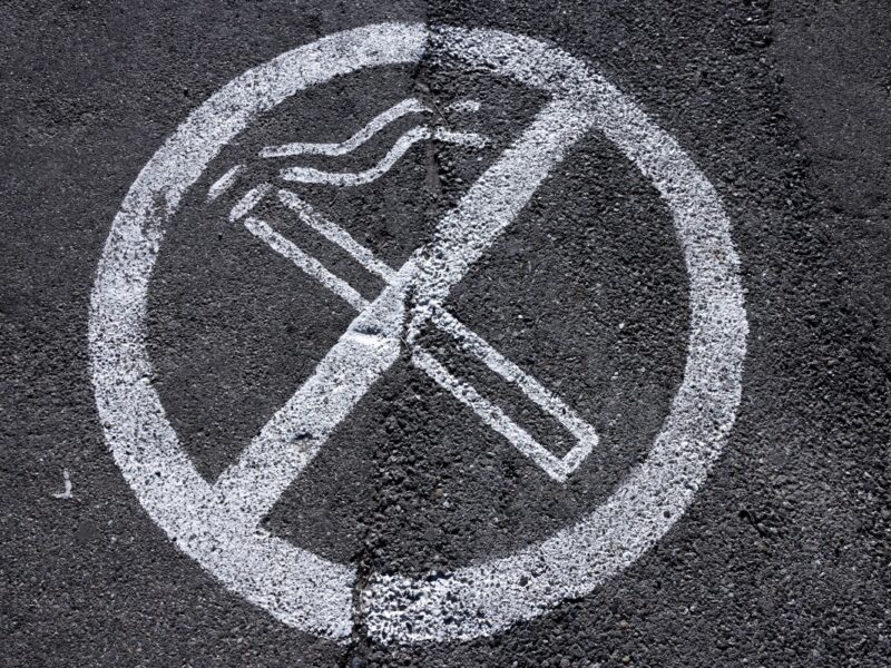 Milán prohíbe fumar en las calles desde enero de 2025, buscando reducir la contaminación y mejorar la salud pública. Descubre los detalles de esta medida.