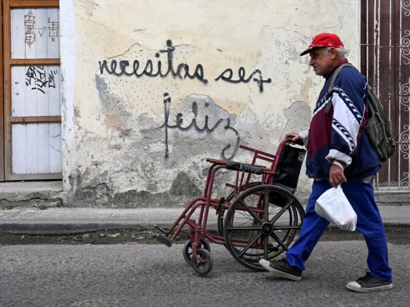 Un grafiti en La Habana, "Necesitas ser feliz", invita a la reflexión sobre la rebeldía y la identidad de la juventud cubana.