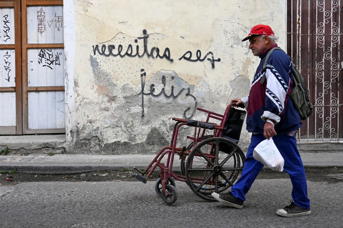 Un grafiti en La Habana, "Necesitas ser feliz", invita a la reflexión sobre la rebeldía y la identidad de la juventud cubana.