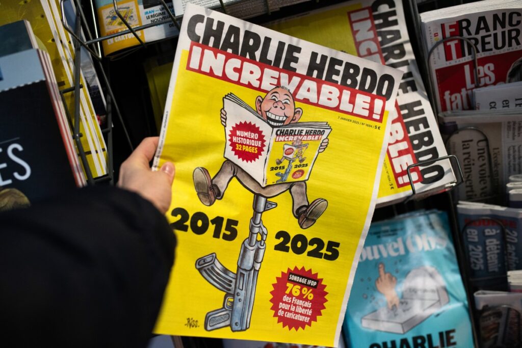 Charlie Hebdo, 10 años después del atentado, reafirma su libertad de expresión con un número especial y nuevas caricaturas satíricas.