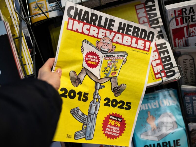 Charlie Hebdo, 10 años después del atentado, reafirma su libertad de expresión con un número especial y nuevas caricaturas satíricas.