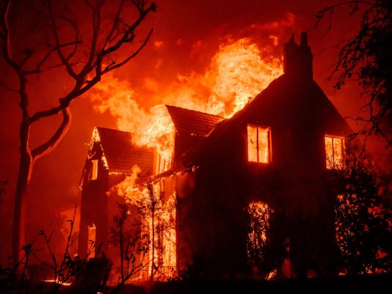 Incendios devastan Los Ángeles: miles de evacuados, casas destruidas y fuertes vientos agravan la emergencia climática.