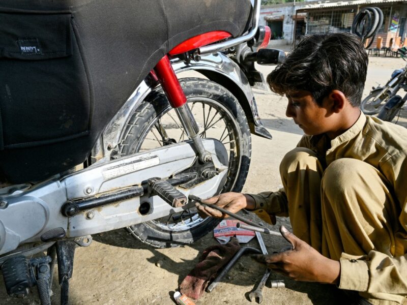 En Pakistán, la desescolarización afecta a millones de niños. El trabajo en el campo a menudo se antepone a la educación