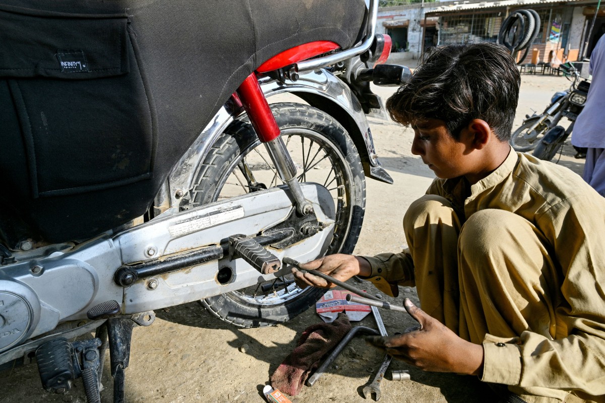 En Pakistán, la desescolarización afecta a millones de niños. El trabajo en el campo a menudo se antepone a la educación