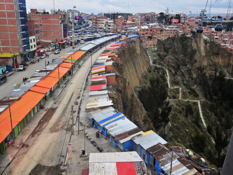 Construir en laderas peligrosas en Bolivia expone a miles a riesgos climáticos. En La Paz, las lluvias ya destruyeron cientos de viviendas.