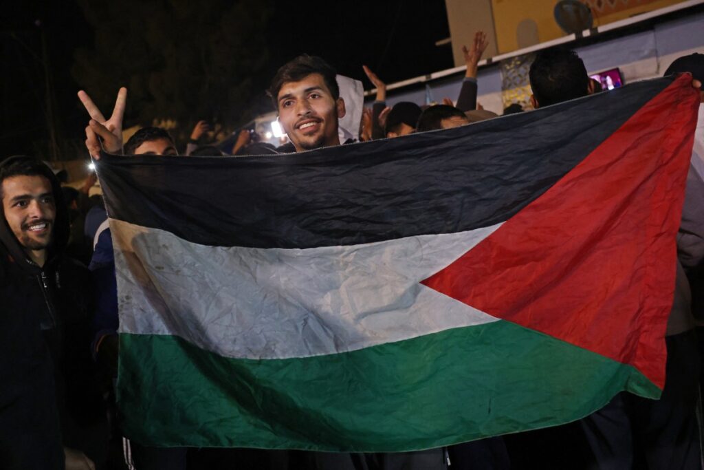 Israel y Hamás acuerdan un alto el fuego y un intercambio de rehenes en Gaza, con mediación de Catar. El acuerdo comienza el 19 de enero.