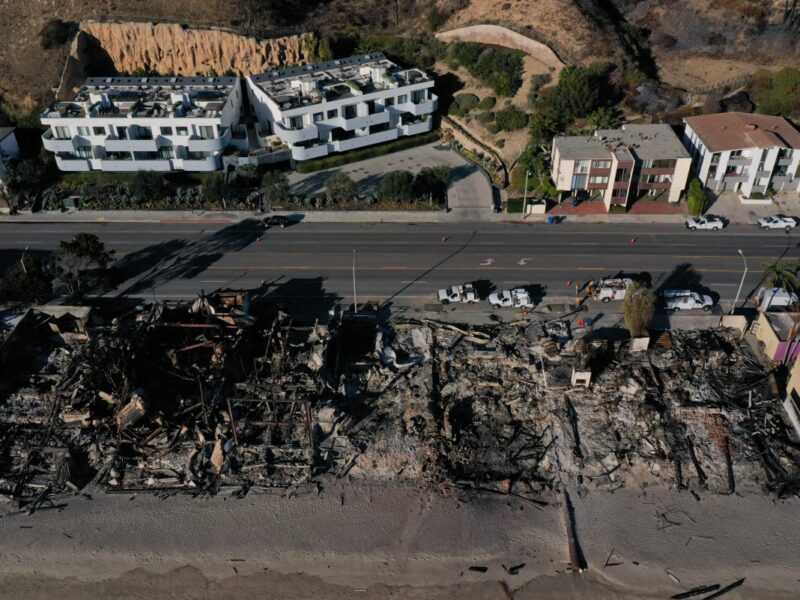 Presos en Los Ángeles buscan redención combatiendo incendios. Arriesgan sus vidas con salario mínimo, una segunda oportunidad para muchos.