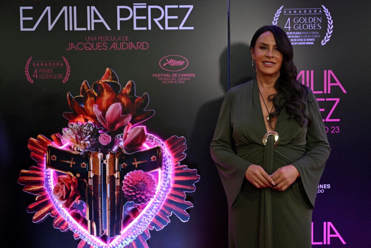 Karla Sofía Gascón elimina su cuenta de X tras controversia por antiguos tuits racistas y homofóbicos, poniendo en duda su nominación al Oscar.